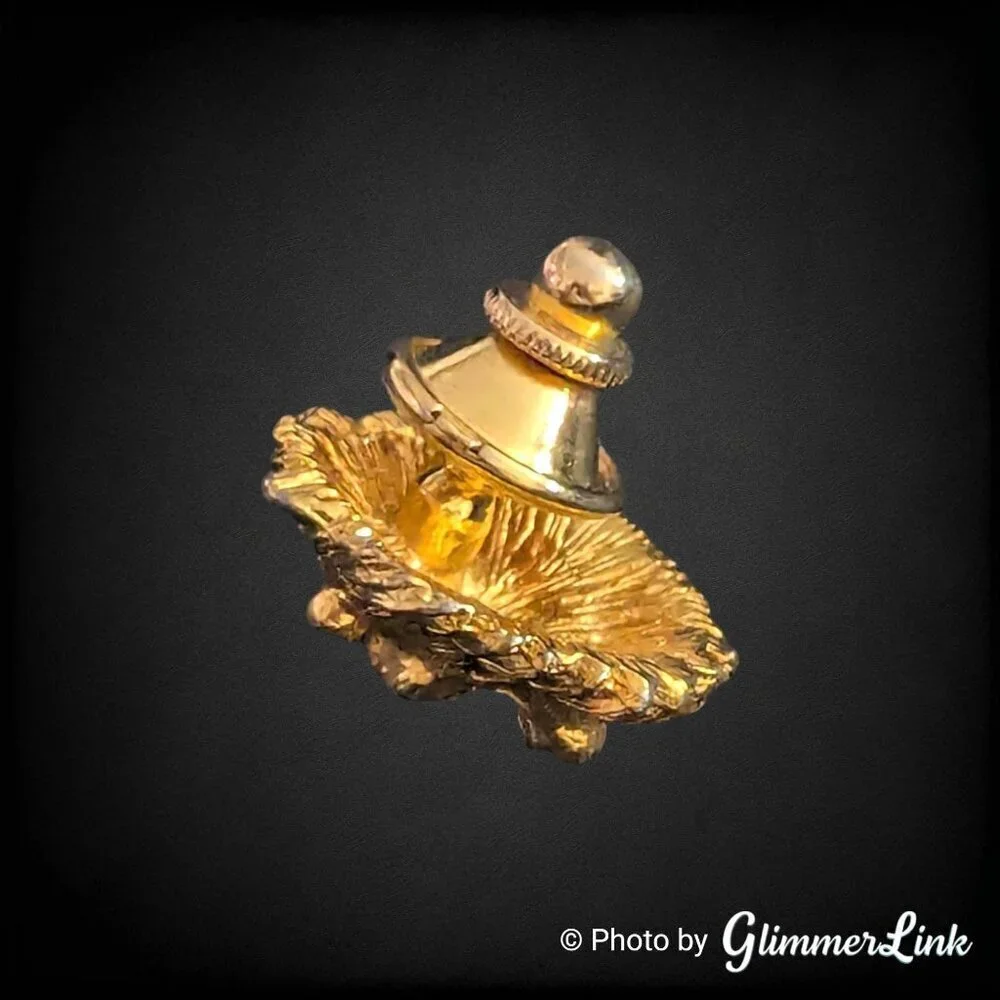 Vintage Unsigned Gold Tone Lion Head Lapel Pin / Tie Tack